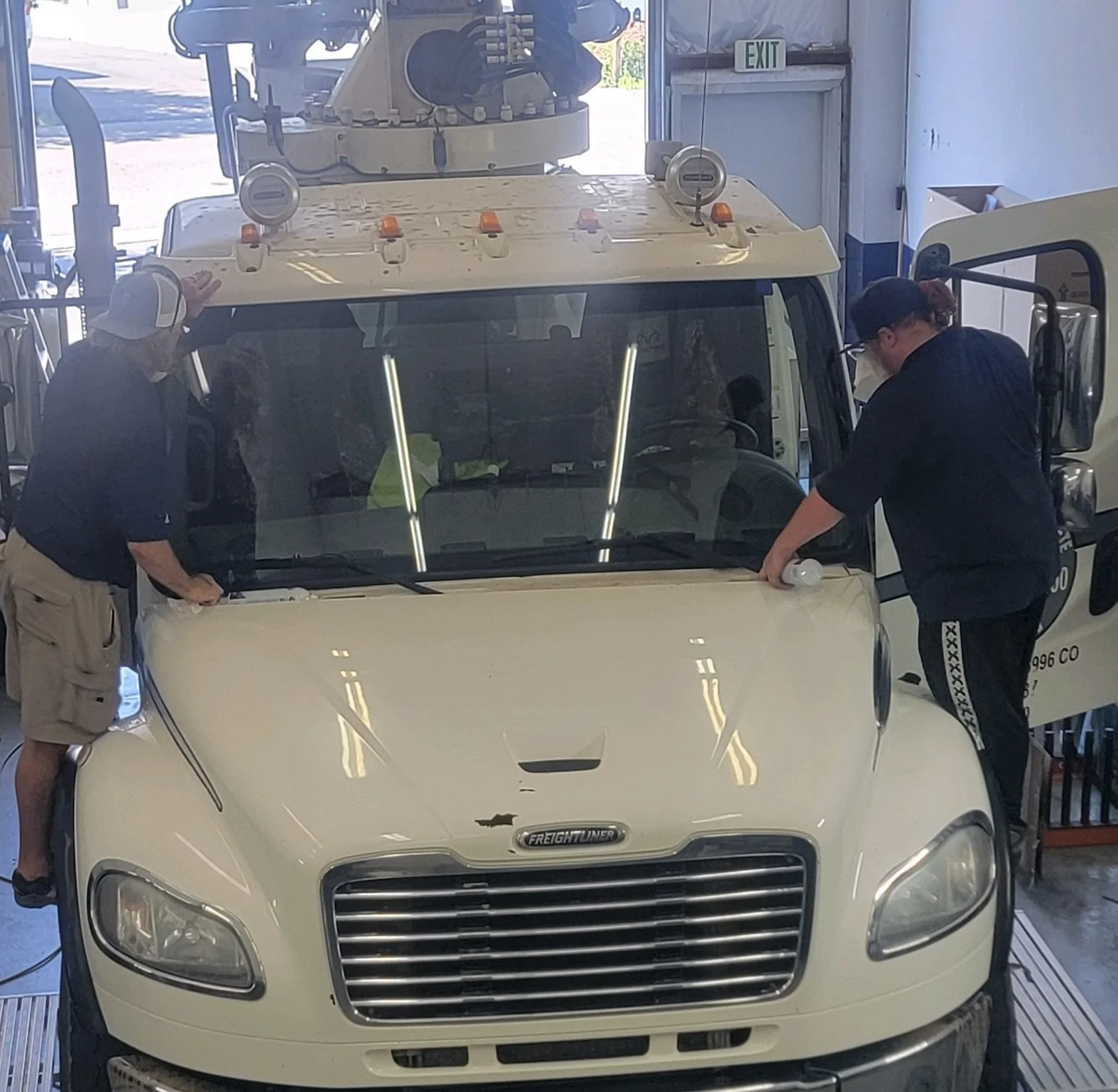 Freightliner windshield replacement